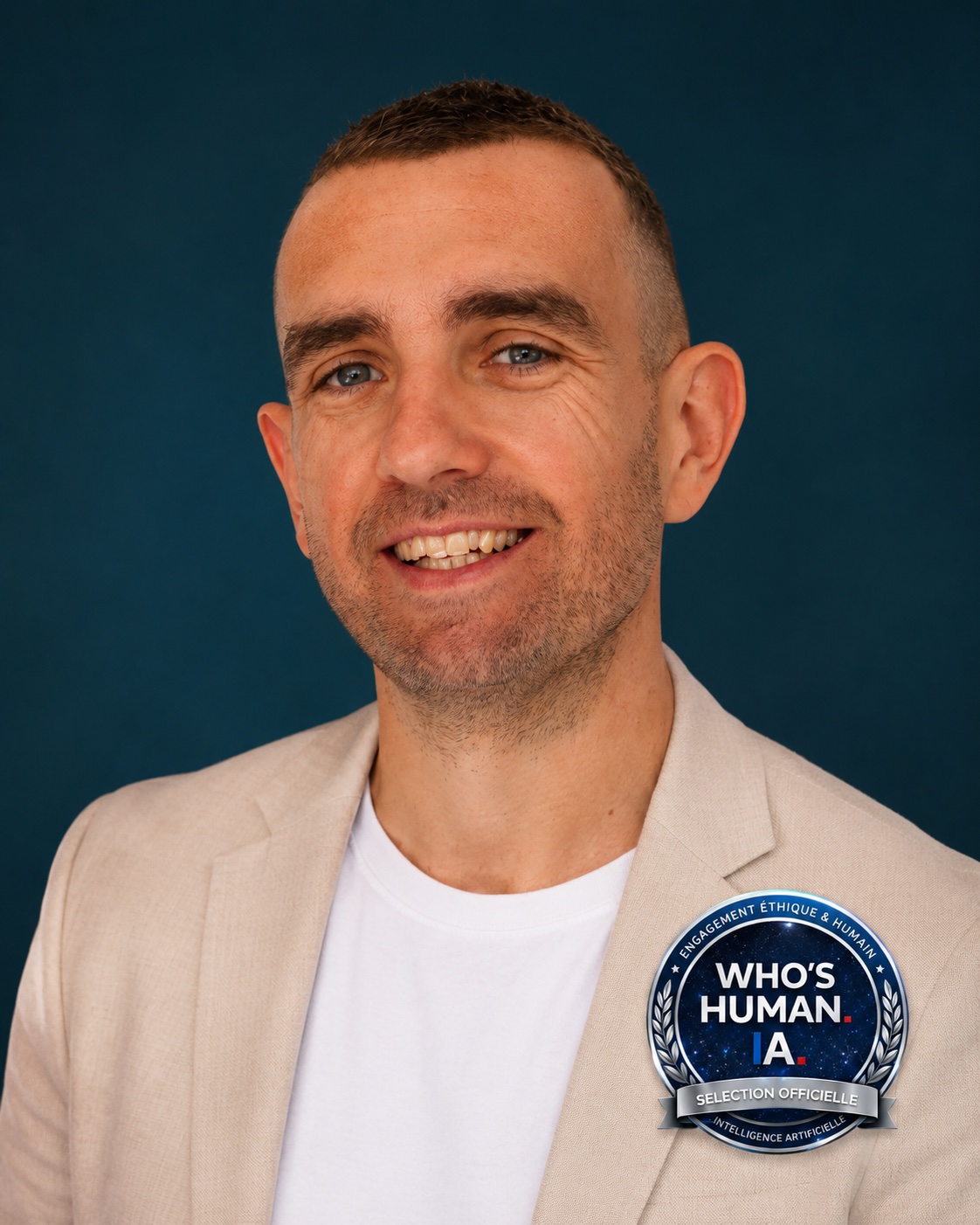 Portrait de Cyril Cuvier avec le badge Who's Human IA